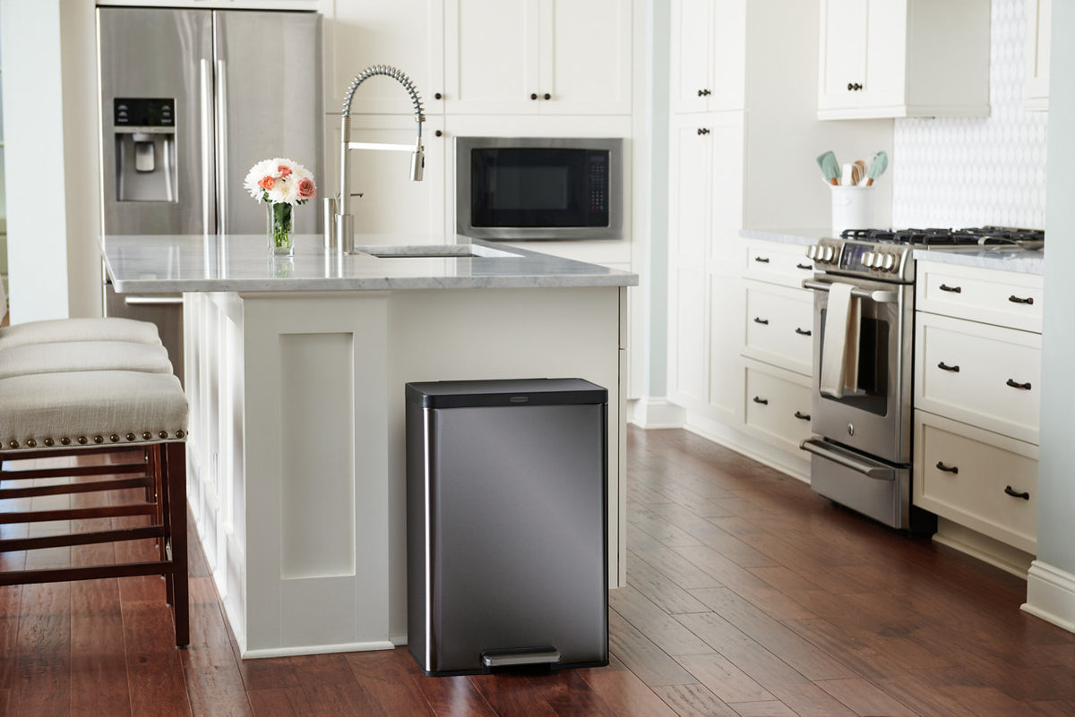 Elite™ Step-On Trash Can - US 44383