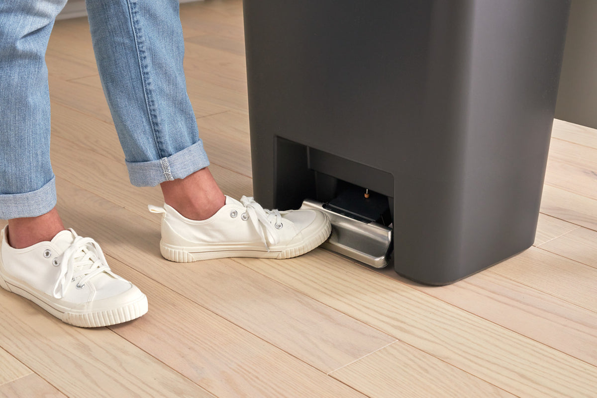 High-Capacity Step-On Trash Can - US 82678